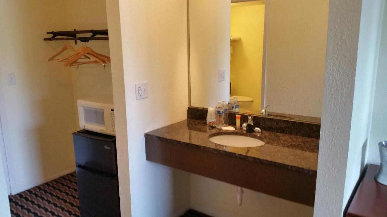 Fort Atkinson Riverwalk Inn & Suites المظهر الخارجي الصورة